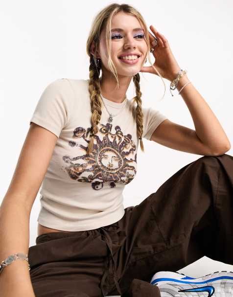 Reclaimed Vintage – Krótki obcisły T-shirt w kolorze ecru z nadrukiem - view 1