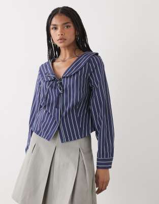 Reclaimed Vintage - Kurz geschnittene Hemdbluse in blau und grün gestreift mit Kragen und geschnürter Vorderseite-Bunt