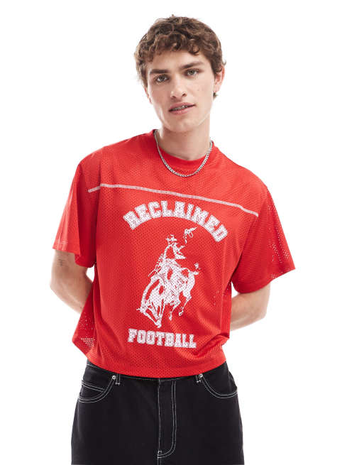 Reclaimed Vintage – Kurz geschnittenes Boxy Fit Airtex-Football-T-Shirt in Rot mit Cowboy-Print