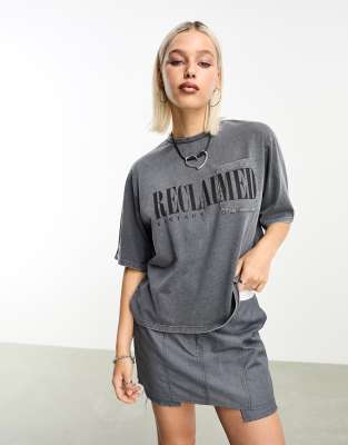 Reclaimed Vintage - Kurz geschnittenes T-Shirt in Anthrazit mit Logo-Grau