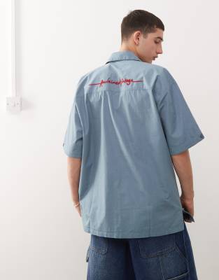 Kurzärmliges Boxy Fit Hemd in Blau mit Stickerei auf dem Rücken Blau L