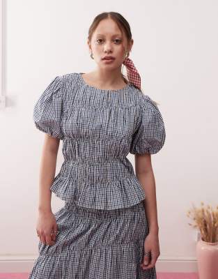 Reclaimed Vintage - Kurzärmliges Western-Oberteil in kariertem Blau mit Puffärmeln und gesmoktem Detail-Bunt