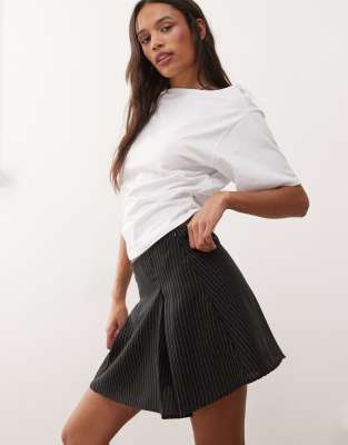 Reclaimed Vintage - Kurzer eleganter Skort mit Nadelstreifen-Schwarz