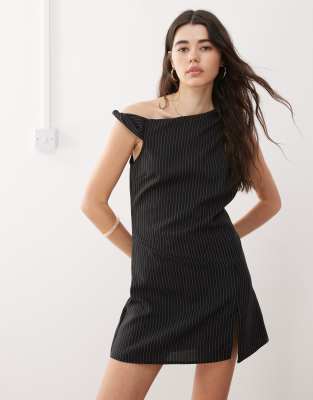 Reclaimed Vintage - Kurzes elegantes Skortkleid in Schwarz mit One-Shoulder-Träger und Nadelstreifen
