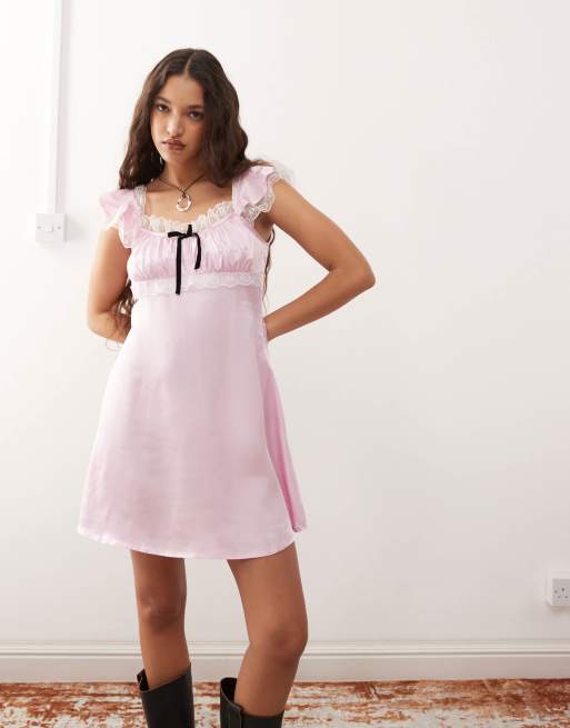 Reclaimed Vintage – Kurzes Freizeitkleid aus Satin in Pastellrosa