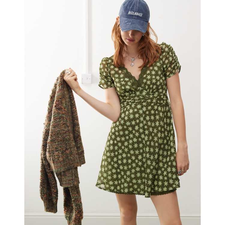 Reclaimed Vintage Kurzes Freizeitkleid in Grun mit Muster