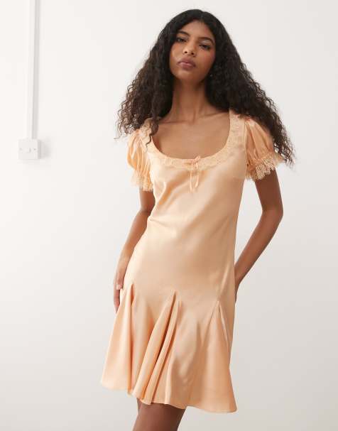 Reclaimed Vintage – Kurzes Freizeitkleid in Pfirsich mit Spitzenborte und Godet-Details - view 1