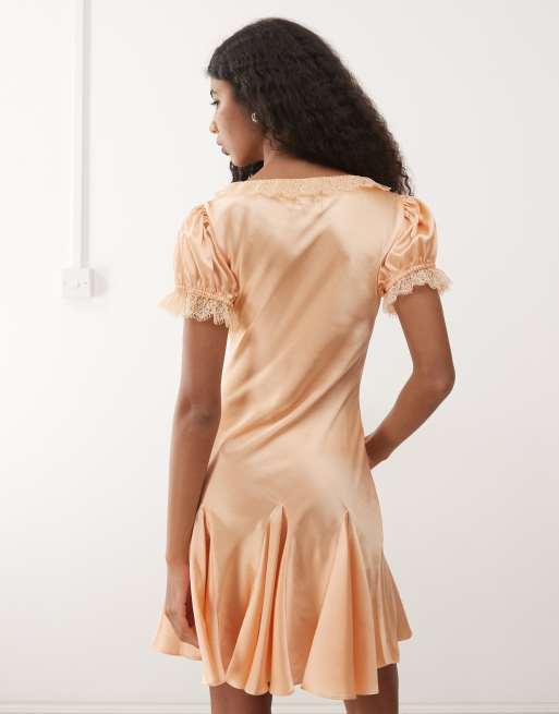 Reclaimed Vintage – Kurzes Freizeitkleid in Pfirsich mit Spitzenborte und Godet-Details, 4 von 4