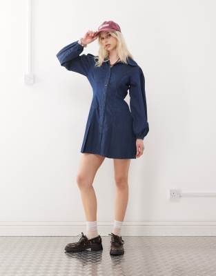Reclaimed Vintage - Kurzes Jeans-Hemdblusenkleid in indigoblauer Rinse-Waschung mit Bubikragen
