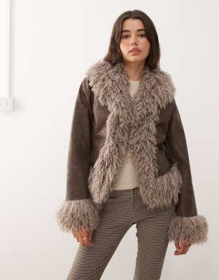 Reclaimed Vintage - Kurzjacke in brauner Leder-Optik mit Kunstpelzbesatz-Brown