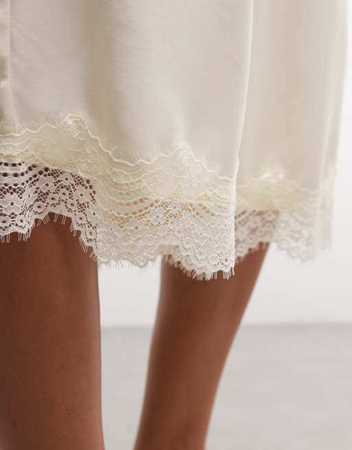 Reclaimed Vintage lång satinshorts med spetskant i naturvit, 4 av 5