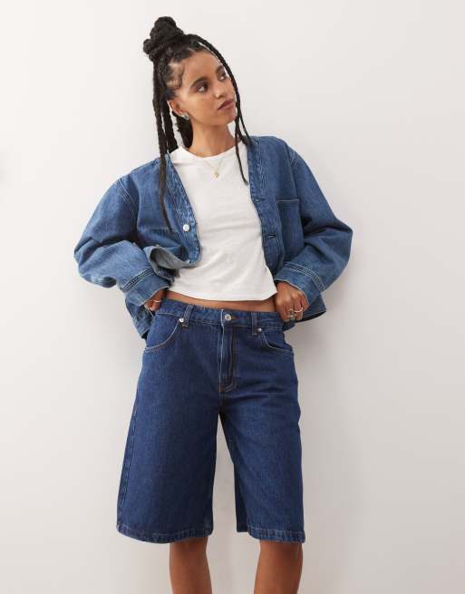 Reclaimed Vintage – Långa jeansshorts med mellanblå tvätt