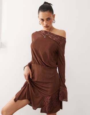 Thumbnail - Reclaimed Vintage - Langärmliges Kleid mit Spitzeneinsätzen in Schokobraun