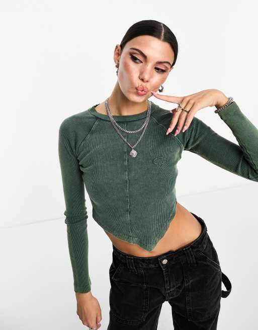 Reclaimed Vintage – Langärmliges, knapp geschnittenes und geripptes T-Shirt in Petrol mit Acid-Waschung