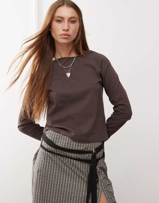 Reclaimed Vintage – Langärmliges T-Shirt in Schokobraun mit Schlitzausschnitt