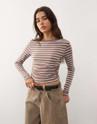 Reclaimed Vintage - Langärmliges, tailliertes Shirt in Braun mit Streifen, U-Boot-Ausschnitt und gerafftem Detail-Brown