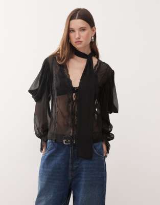 Reclaimed Vintage - Langärmliges, transparentes T-Shirt-Oberteil in Schwarz mit Spitzenborte und schmalem Schal