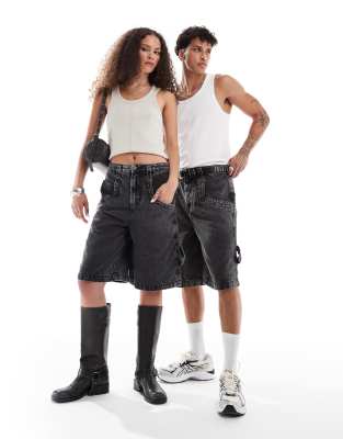 Reclaimed Vintage - Länger geschnittene Unisex-Carpenter-Jorts aus Denim in verwaschenem Schwarz