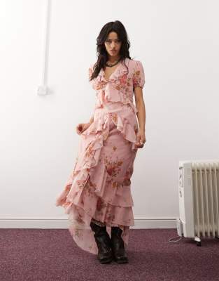 Reclaimed Vintage - Langes Boho-Freizeitkleid in Rosa mit Rüschen und Blumenmuster-Weiß