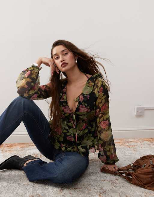 Reclaimed Vintage - Langærmet bluse med flæser og mørkt blomstermønster