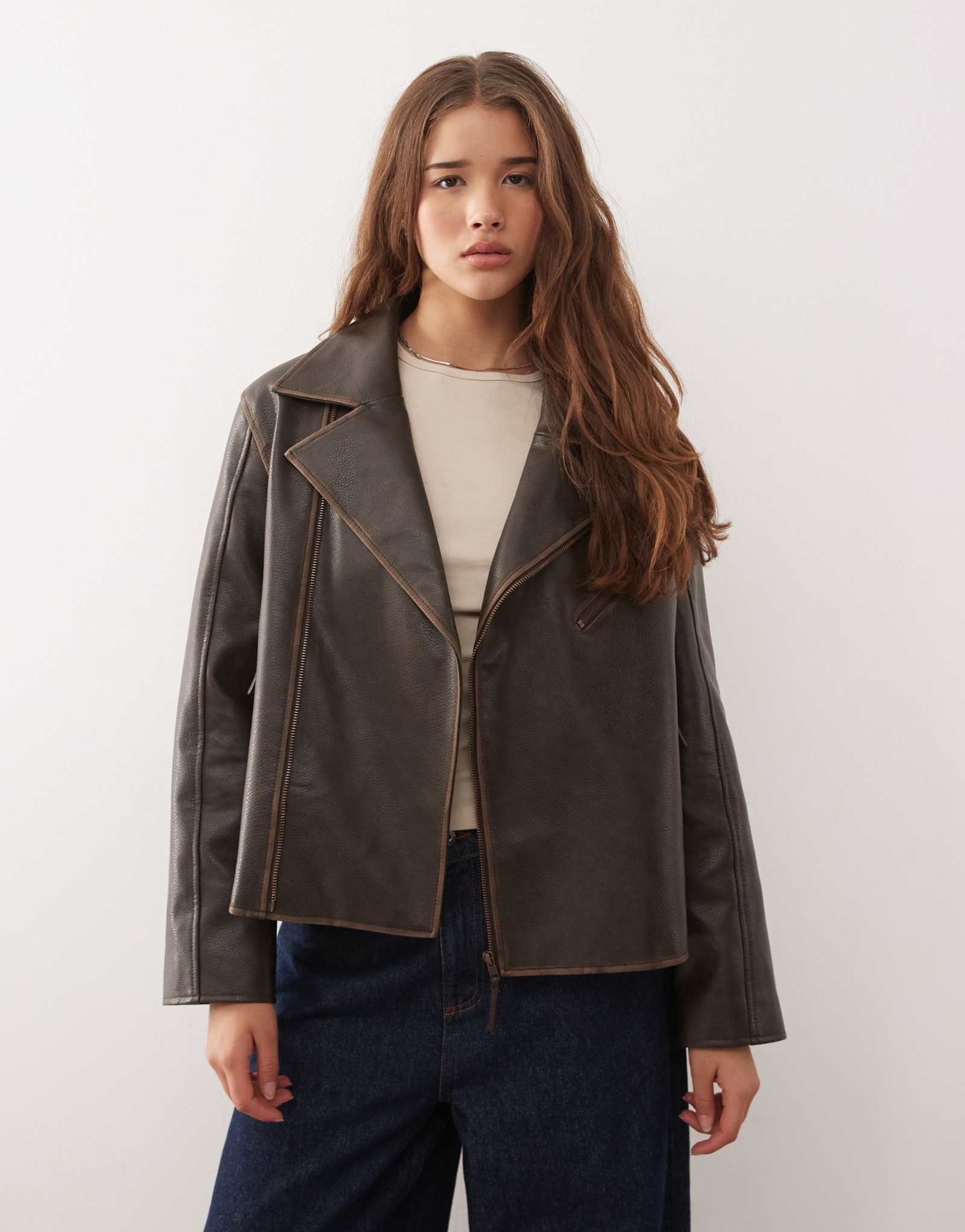 Байкерская куртка свободного кроя из восстановленной винтажной кожи шоколадно-коричневого цвета