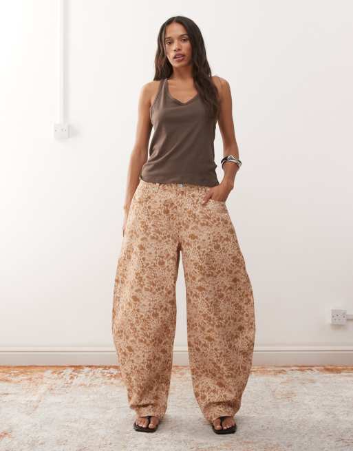 Reclaimed Vintage – Leopardmönstrade jeans med barrelben