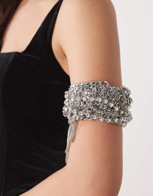 Reclaimed Vintage - Limited Edition - Auffälliger, silberfarbener Armreif mit Kettendetails in Wickeloptik