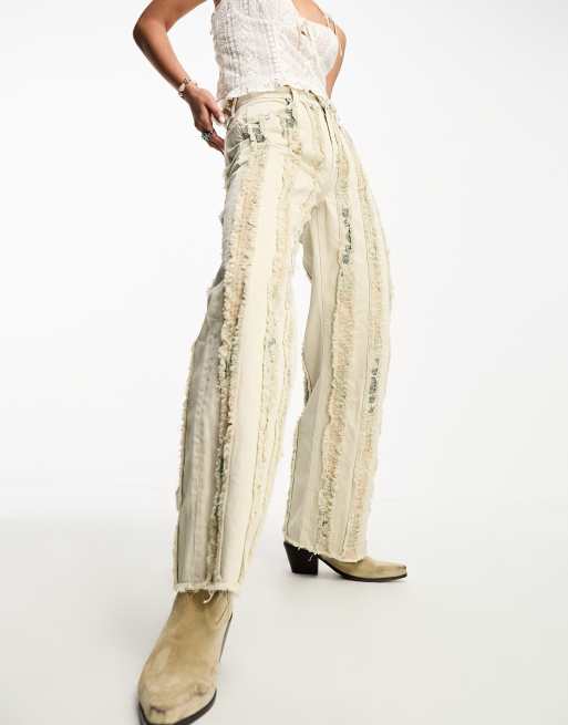 Reclaimed Vintage – Limited Edition – Jeansy w kolorze ecru z frędzlami