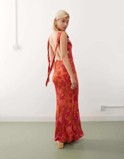 Reclaimed Vintage – Limited Edition – Maxikleid in Rot mit Blumenprint, Rückenausschnitt und Bindedetail