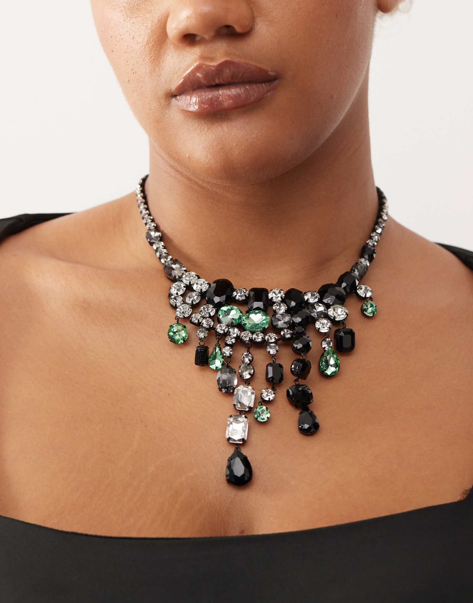Восстановленное винтажное колье ограниченной серии с висячими зелеными и черными камнями в серебре