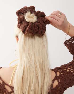 Reclaimed Vintage - Limited Edition - Oversize-Scrunchie-Haargummi aus Häkelstrick in Braun