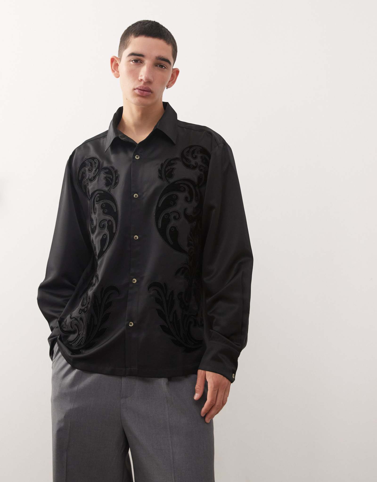 Восстановленная винтажная рубашка оверсайз из атласа с бархатной вышивкой черного цвета, выпущенная ограниченным тиражом