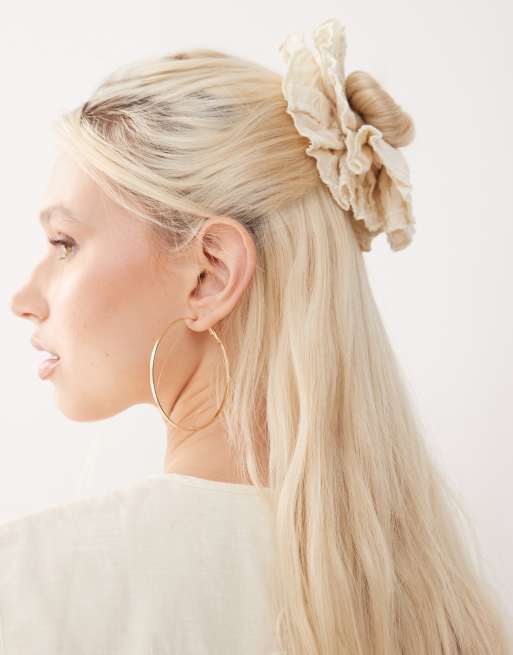 Reclaimed Vintage - Limited Edition - Sæt med scrunchie og perlebroderier