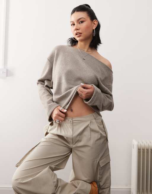 Reclaimed Vintage – Locker sitzender, schulterfreier Pullover in Beige 