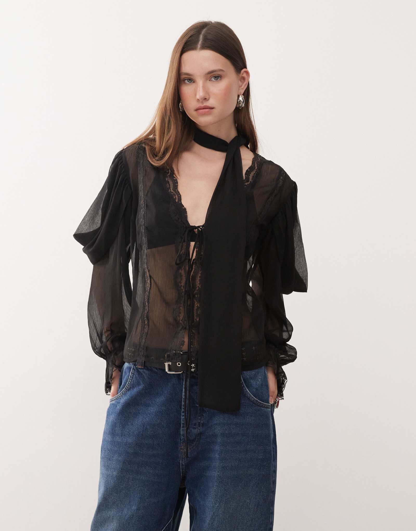 Восстановленная винтажная прозрачная блузка с длинным рукавом, кружевной отделкой и узким шарфом черного цвета