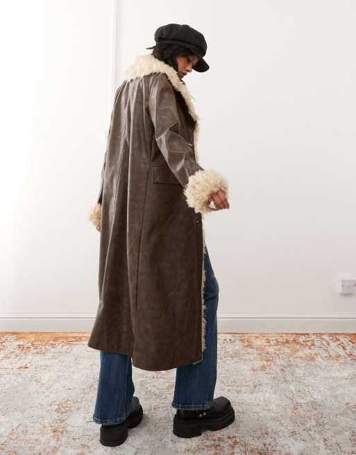 Reclaimed Vintage – Longline-Mantel aus Kunstleder mit Kunstpelzbesatz, 3 von 4