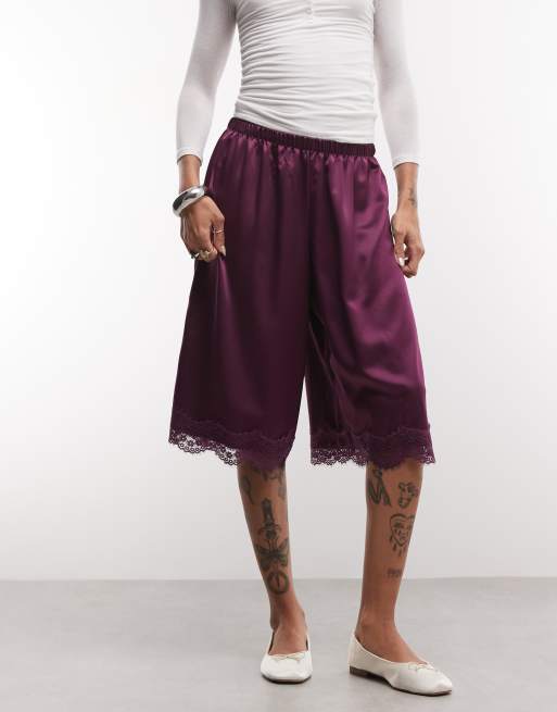 Reclaimed vintage longline satin shorts med blondedetalje i plum, 2 af 5