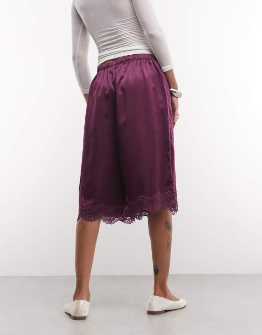 Reclaimed vintage longline satin shorts med blondedetalje i plum, 3 af 5