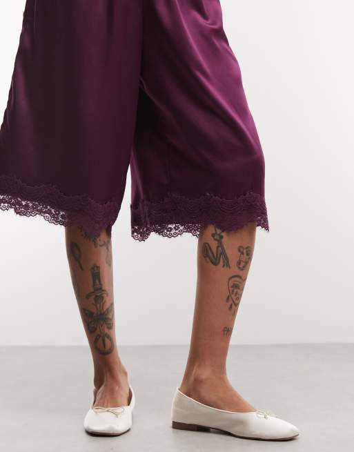 Reclaimed vintage longline satin shorts med blondedetalje i plum, 5 af 5