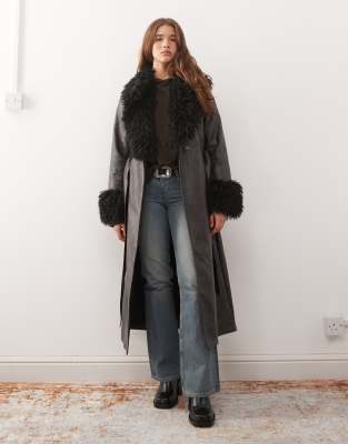 Reclaimed Vintage - Longline-Trenchcoat aus Kunstleder in Schwarz mit Kragen und Manschetten aus Kunstpelz