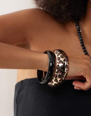 Reclaimed Vintage - Lot de 2 bracelets jonc à motif léopard style festival - Noir et doré-Multicolore