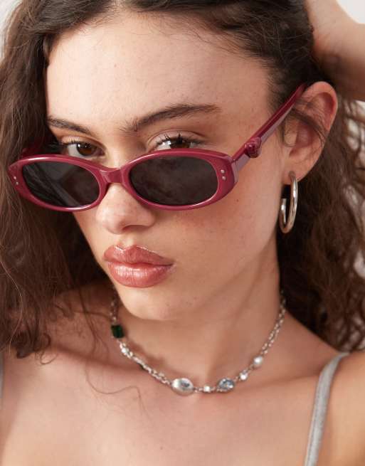 Reclaimed Vintage - Lunettes de soleil carrées avec détails cœurs bombés - Rouge bordeaux
