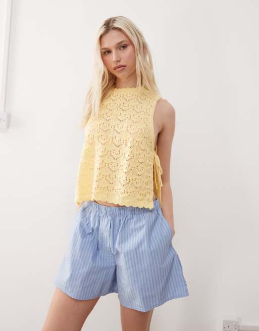 Reclaimed Vintage - Lysegul hæklet tanktop i kjortel-stil