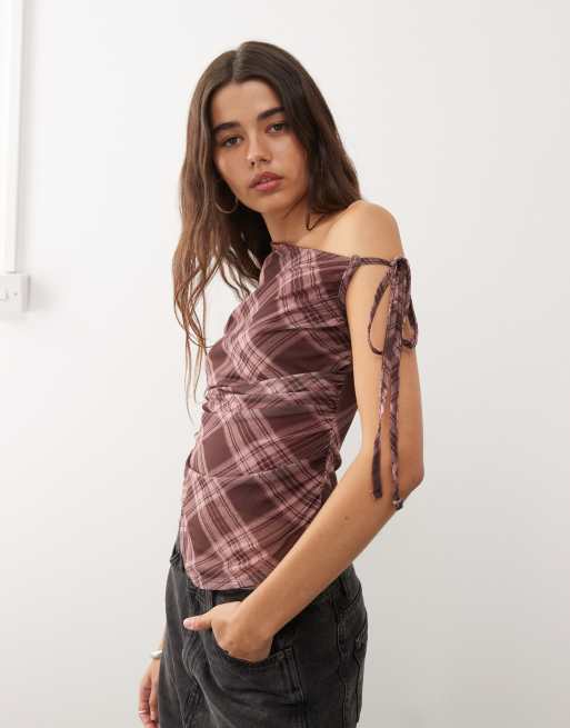 Reclaimed Vintage - Lyserød ternet offshoulder-top med bindebånd