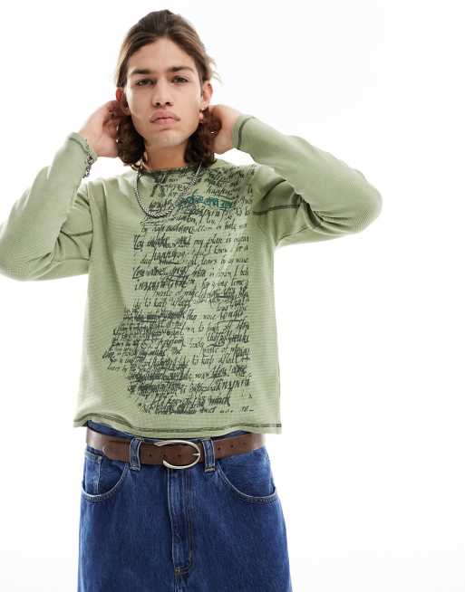 Reclaimed Vintage - Maglietta a maniche lunghe con intaglio sul collo verde con grafica