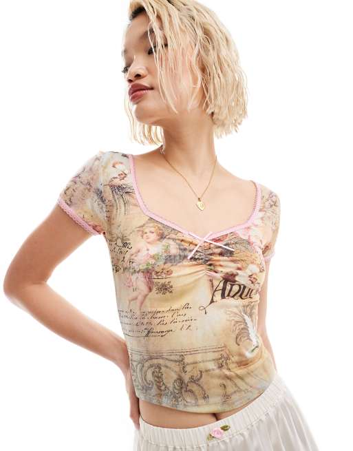 Reclaimed Vintage - Maglietta arricciata sul davanti con maniche ad alette e stampa rinascimentale
