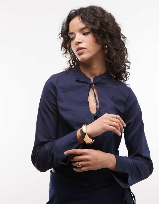 Reclaimed Vintage – Marinblå, figursydd blus med nyckelhålsöppning, del av set
