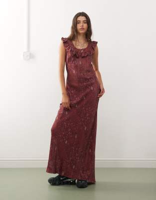 Reclaimed Vintage - Maxi-Freizeitkleid in Burgunderrot mit Blumenmuster und Rüschen am Ausschnitt-Bunt