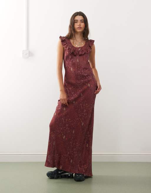 Reclaimed Vintage – Maxi-Freizeitkleid in Burgunderrot mit Blumenmuster und Rüschen am Ausschnitt