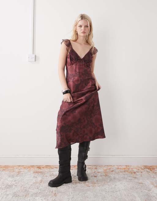 Reclaimed Vintage – Maxi-Freizeitkleid in floralem Burgunderrot mit schmalen Trägern und Flatterärmeln aus Spitze